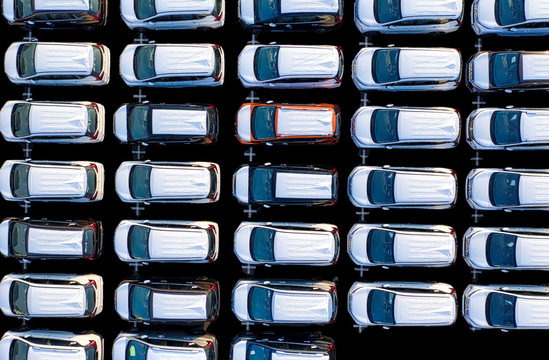 Rijen auto's op een terrein, van bovenaf